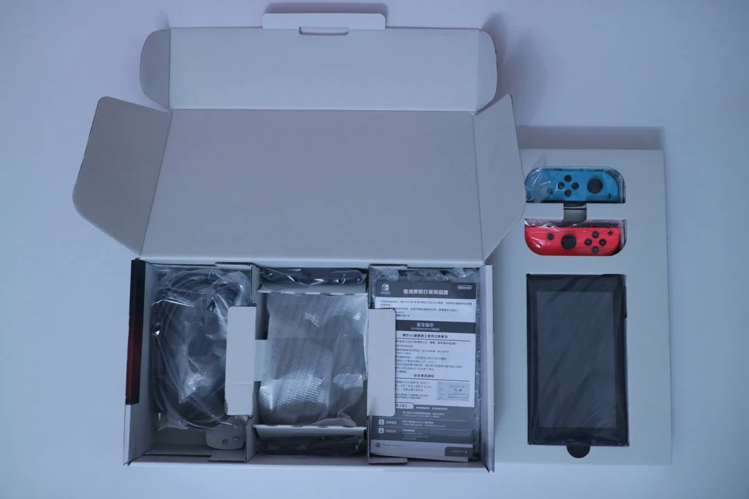 底层是配件、保修证及说明书 底层是配件、保修证及说明书